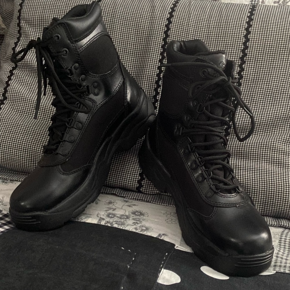 Men’s Rocky Fort Hood waterproof leather lace-up boot. Non-metallic stabilizer.